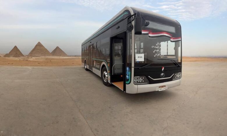 نموذج-لأتوبيس-“النصر-للسيارات”-الكهربائي-يدخل-الخدمة-التجريبية-ضمن-منظومة-نقل-زوار-أهرامات-الجيزة