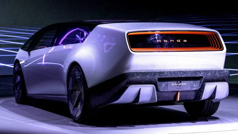 انقسام-استراتيجيات-السيارات-الكهربائية…-شركات-تتسارع-وأخرى-تتريّث