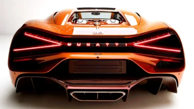 bugatti-w16-mistral-الفريدة-بطلاء-نحاسي-وردة-فضية-داخل-ذراع-نقل-الحركة-وتفاصيل-من-حكاية-أمير-صغير