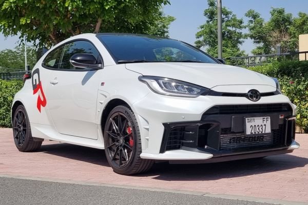 تويوتا-gr-yaris-2026-تصل-إلى-الإمارات:-سيارة-راليات-حقيقية-للطرق-اليومية…-وفريق-عالم-السيارات-يختبرها