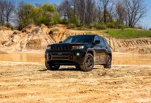 jeep-grand-cherokee-2027-تعيد-إطلاق-فئتَي-trailhawk-و-overland-بقدرات-وعرة-وفخامة-استثنائية