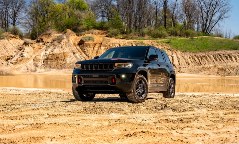 jeep-grand-cherokee-2027-تعيد-إطلاق-فئتَي-trailhawk-و-overland-بقدرات-وعرة-وفخامة-استثنائية